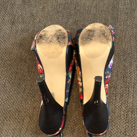 Madden Girl by Steve Madden Navy Floral Heel - Picture 5 of 6